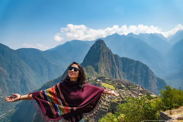 mujer joven disfrutando de su viaje a Cusco