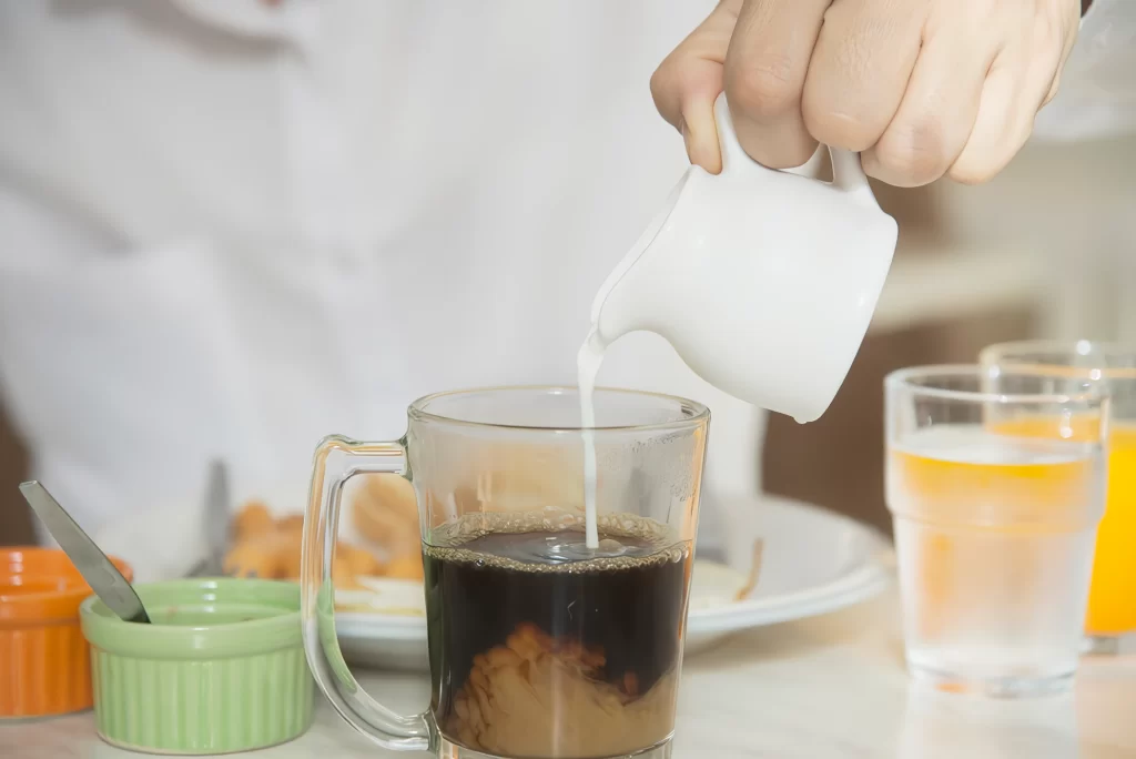 Cómo hacer café helado leche en taza vaciado