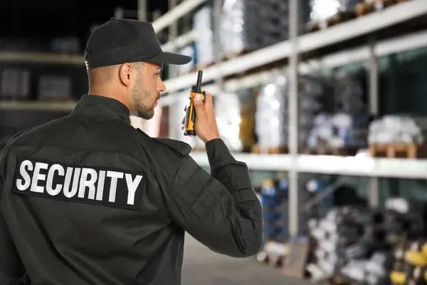 Medidas de seguridad física y digital para proteger el almacén