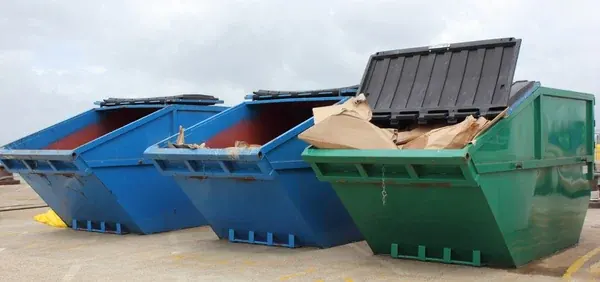 Implementación de programas de reciclaje y reutilización de materiales