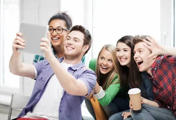 Grupo de amigos tomándose una foto