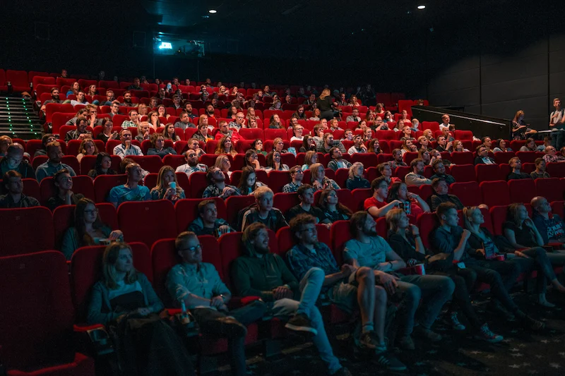 personas en la sala de cine