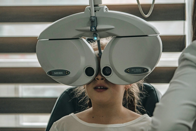 Por qué aumenta la miopía y astigmatismo en adolescentes