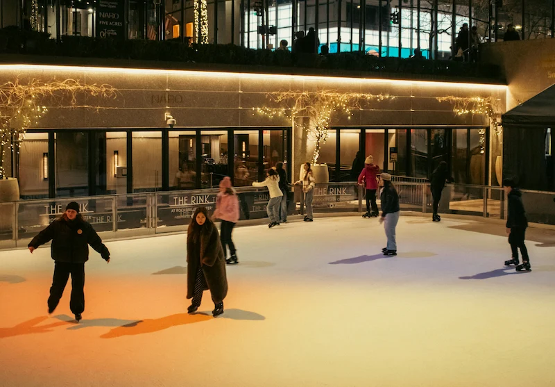 patinaje sobre hielo con actividades navideñas