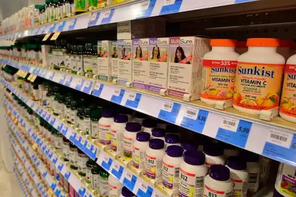 Suplementos nutricionales en un supermercado