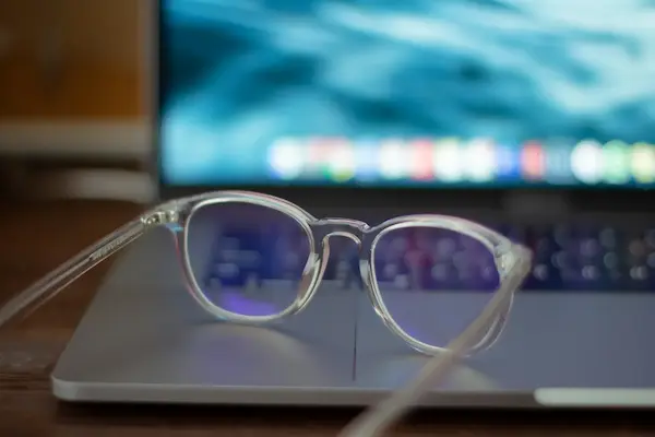Consejos prácticos para optimizar el uso de lentes frente al monitor