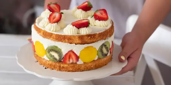 Biscocho casero con frutas frescas