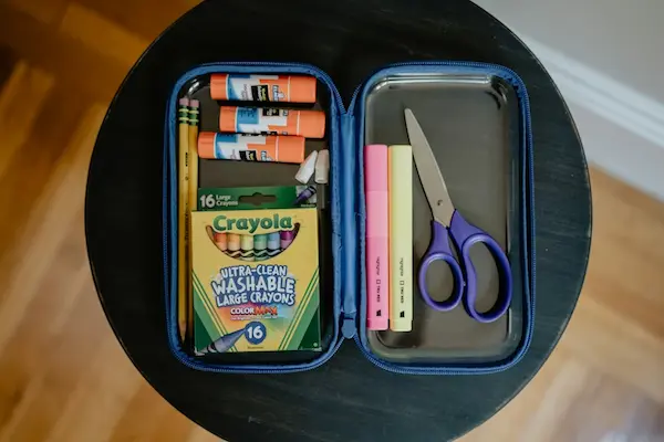 Estuche organizado y funcional para el regreso a clases es esencial