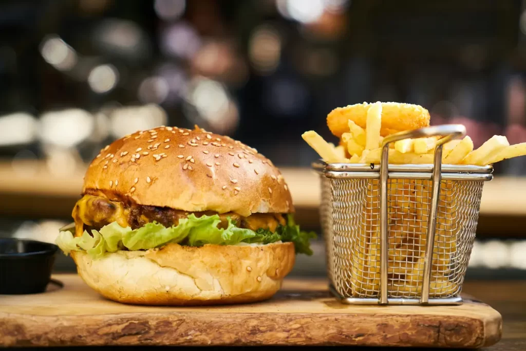 Hamburguesa con papas fritas, uno de los platos más vendidos en restaurantes