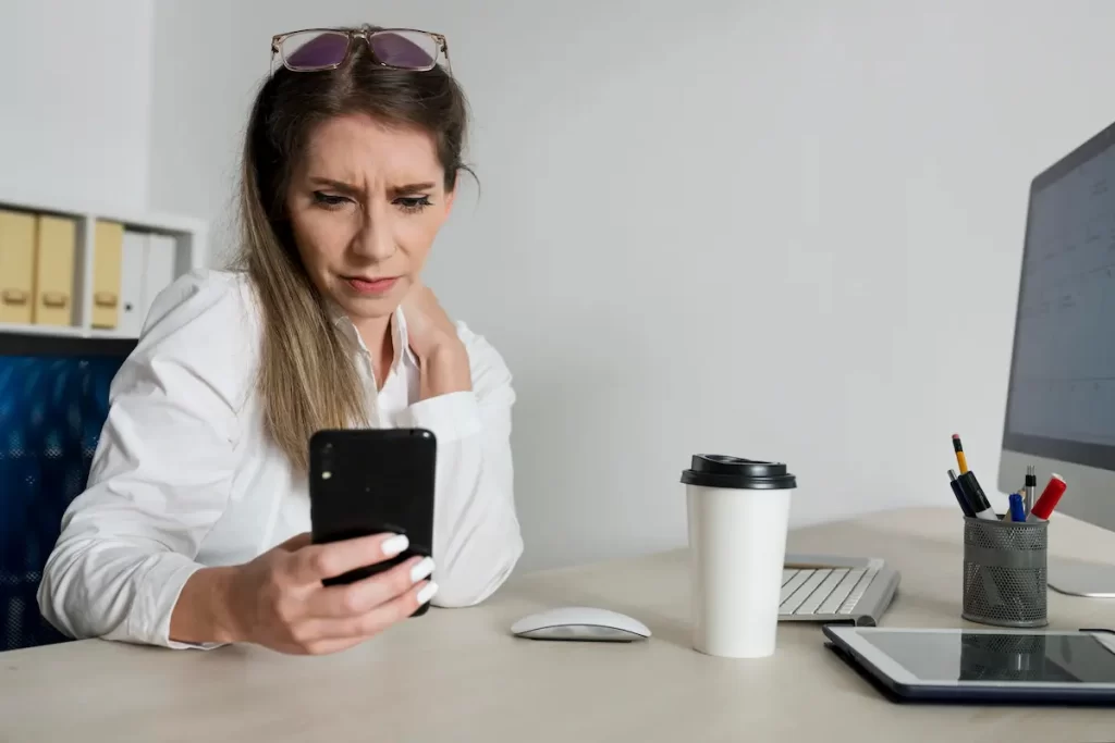 Uso excesivo del celular consecuencias en la vida diaria y la concentración