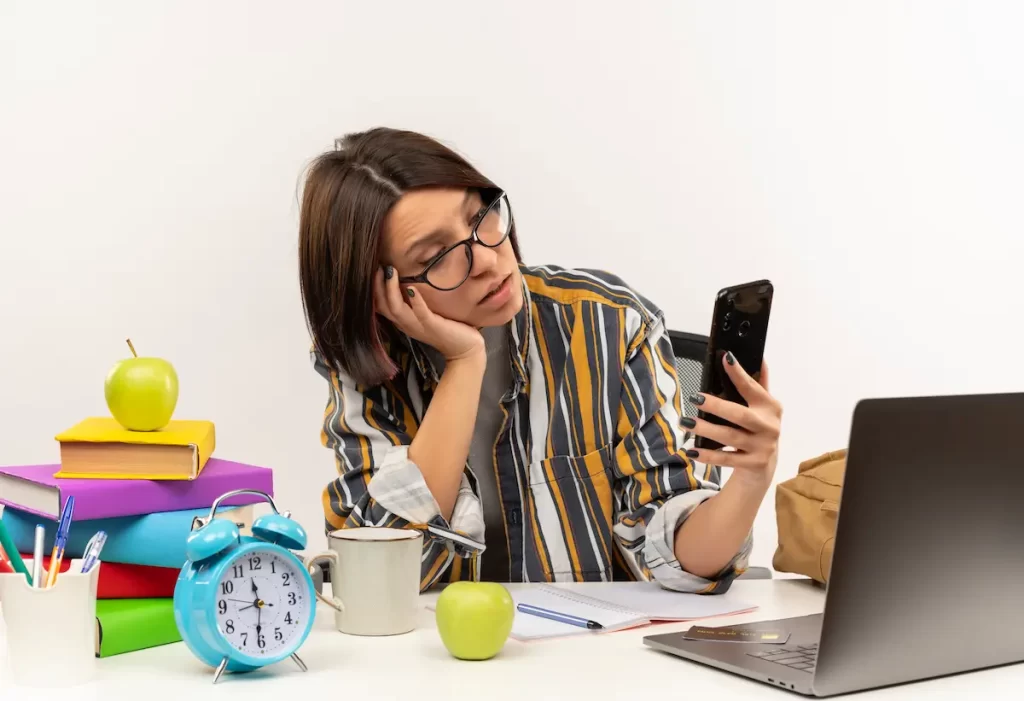Uso excesivo del celular consecuencias en la comunicación diaria