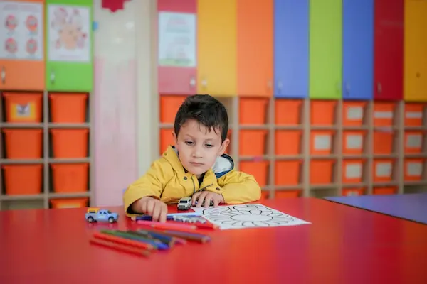niño bien preparado para el regreso a clases