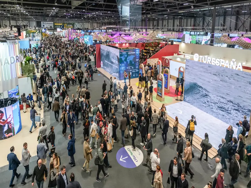 Eventos de turismo en Lima 2026 con feria internacional y asistentes recorriendo stands