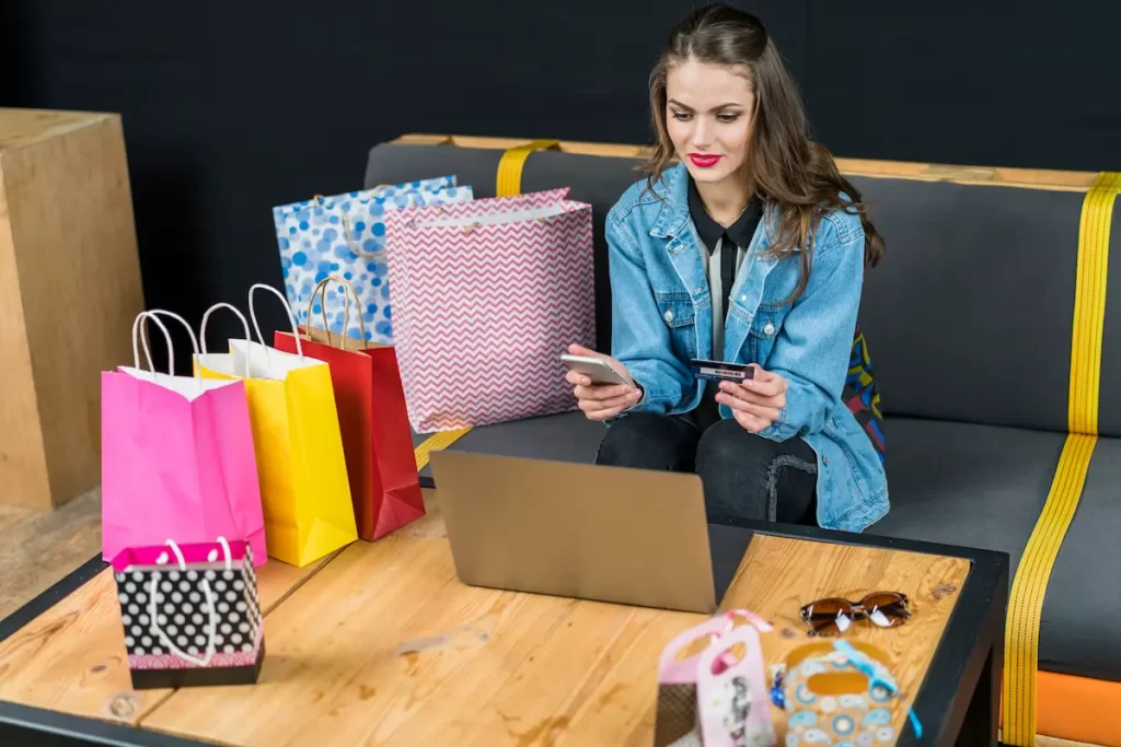 Persona revisando productos y bolsas de compra en un entorno digital