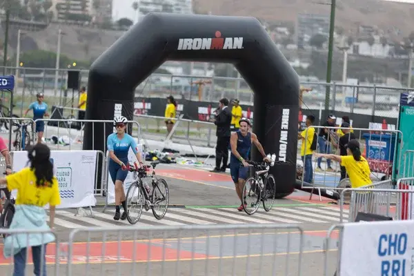 IRONMAN 70.3 Perú Atletas compitiendo en el triatlón de Lima, Perú