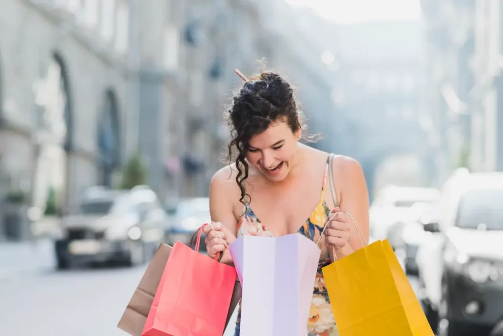 Persona realizando compras impulsivas en un entorno urbano