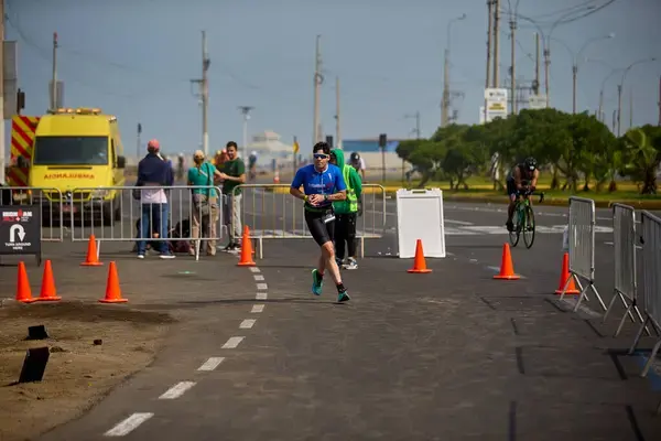 Atletas corriendo las últimas vueltas del Ironman 70.3 Lima