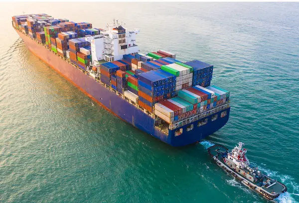 Buque portacontenedores en operación dentro del comercio marítimo internacional