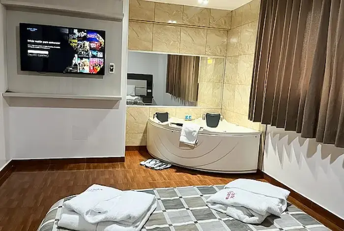 habitación con jacuzzi del hotel opera