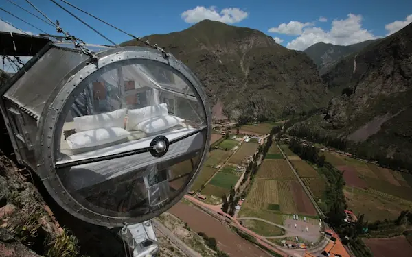 Cápsulas transparentes del hotel skylodge adventure instaladas en una montaña