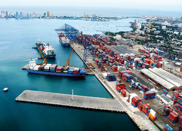 Infraestructura marítima en puerto internacional clave para el comercio global y transporte de mercancías