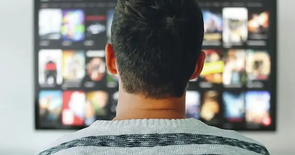 usuario viendo contenido desde múltiples dispositivos