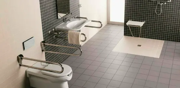 Diferentes tipos de baños con limpieza adaptada a cada espacio.