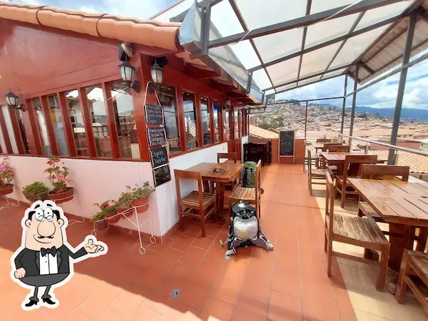 Vista panorámica desde la terraza de Vista Cusco, con cafetería y paisaje urbano de fondo