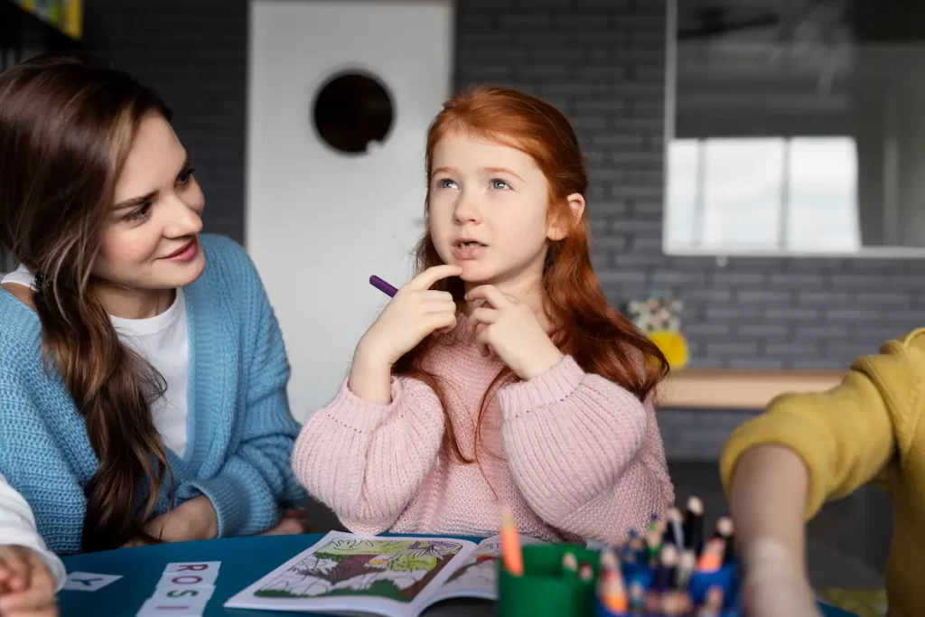 educación emocional niña identificando emociones con apoyo
