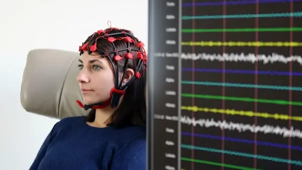 Persona recibiendo terapia de neurofeedback para reducir la ansiedad