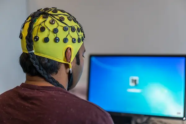 Primer sesión de terapia de neurofeedback con electroencefalografía