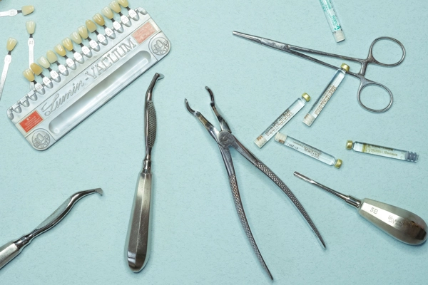 Instrumentos odontológicos usados en destartraje y profilaxis dental