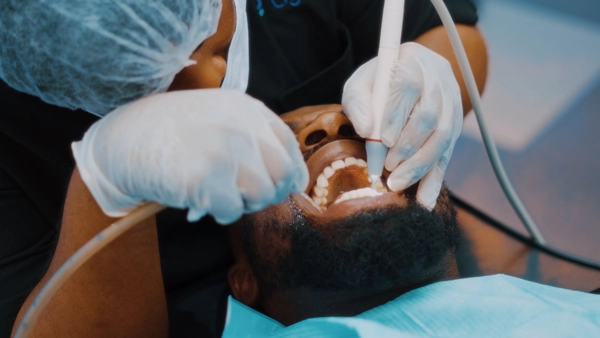Limpieza y profilaxis dental profesional en consultorio odontológico