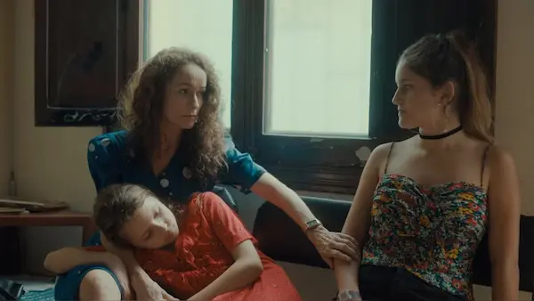 1. Reinas (2024) una mirada familiar al Perú de los años 90