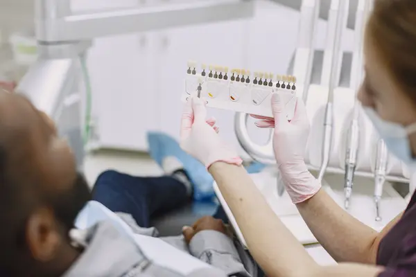 Evaluación personalizada del tono dental para planificar una mejora estética de la sonrisa