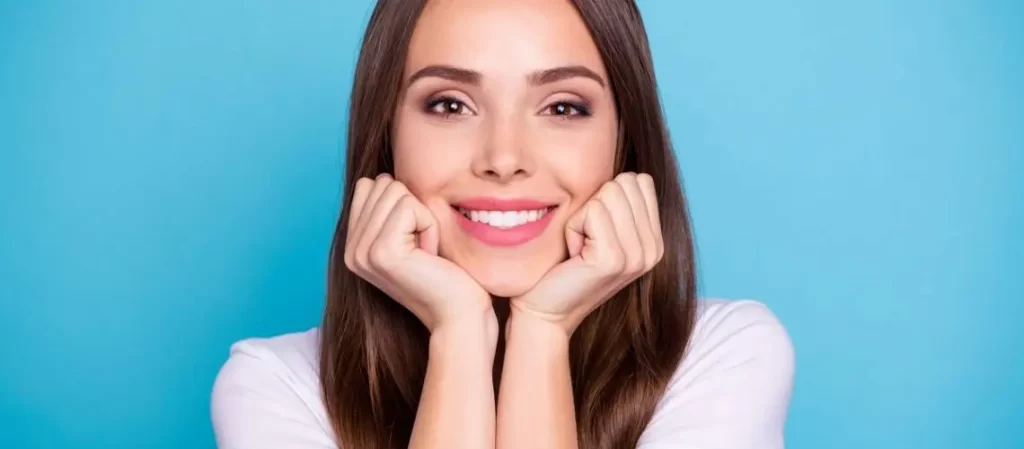 fotografía de una mujer sonriendo dulcemente