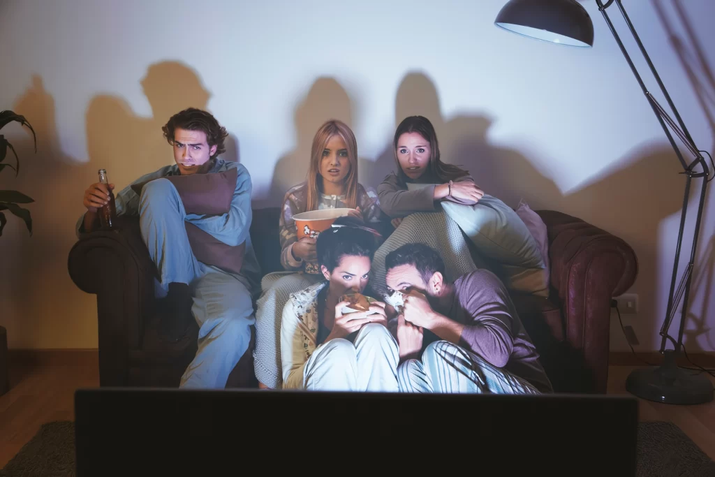 personas mirando una serie