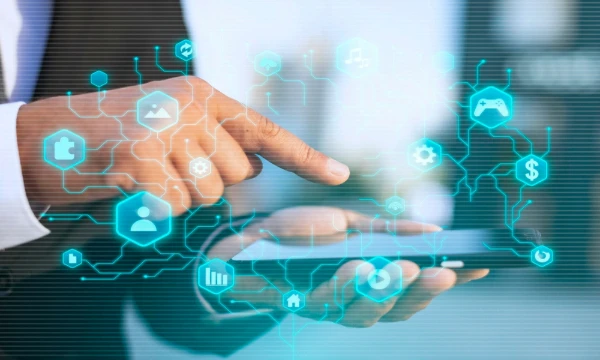 Persona utilizando la tecnología
