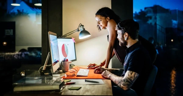 pareja viendo la productividad