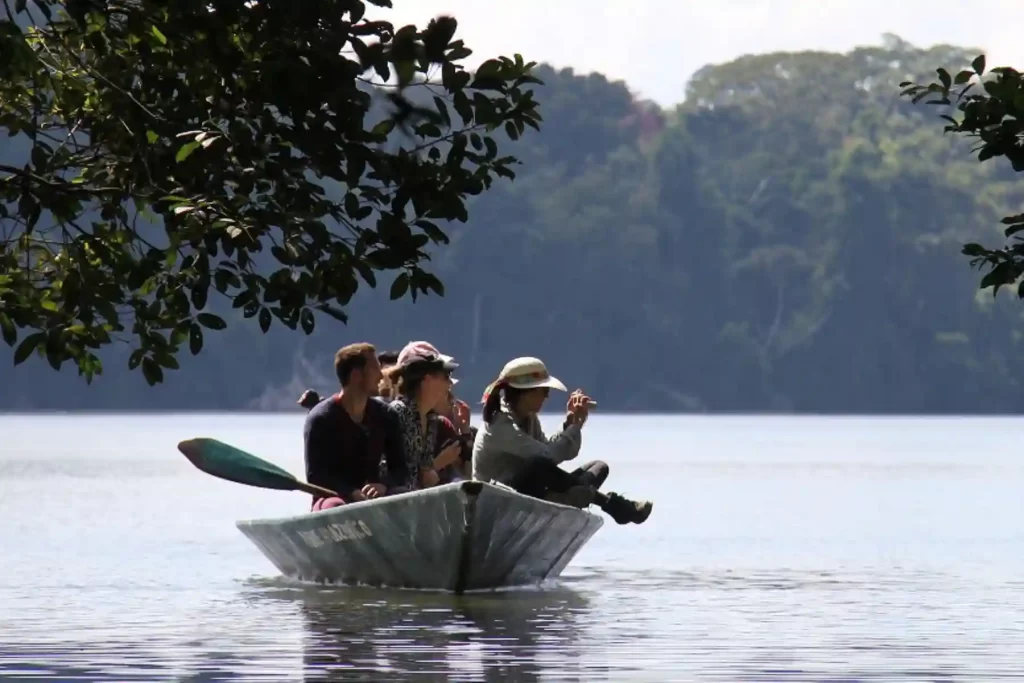 Personas en un bote en Madre de Dios