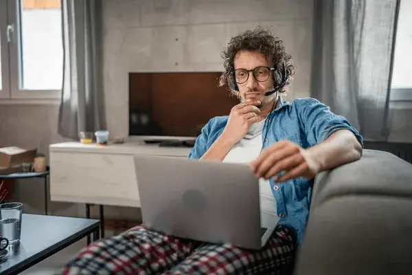 hombre en su casa viendo como ganar dinero por internet
