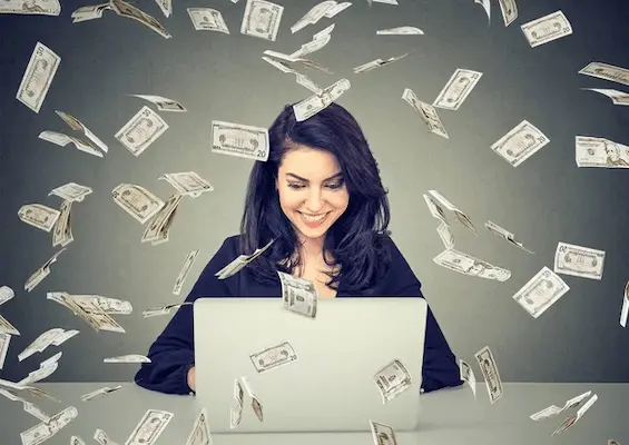 mujer viendo que es posible ganar dinero desde casa en Perú
