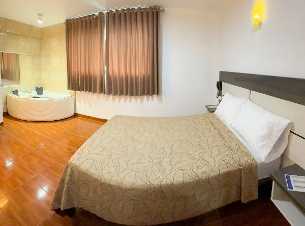 dormitorio en lince con jacuzzi en Opera