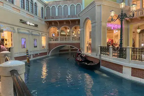 Hotel inspirado en los canales de venecia