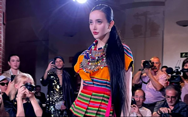 Texturas y materiales que marcan tendencia en la moda latina