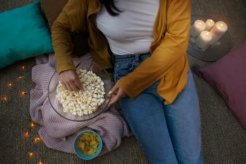 amigos-divirtiendose-en-el-cine-