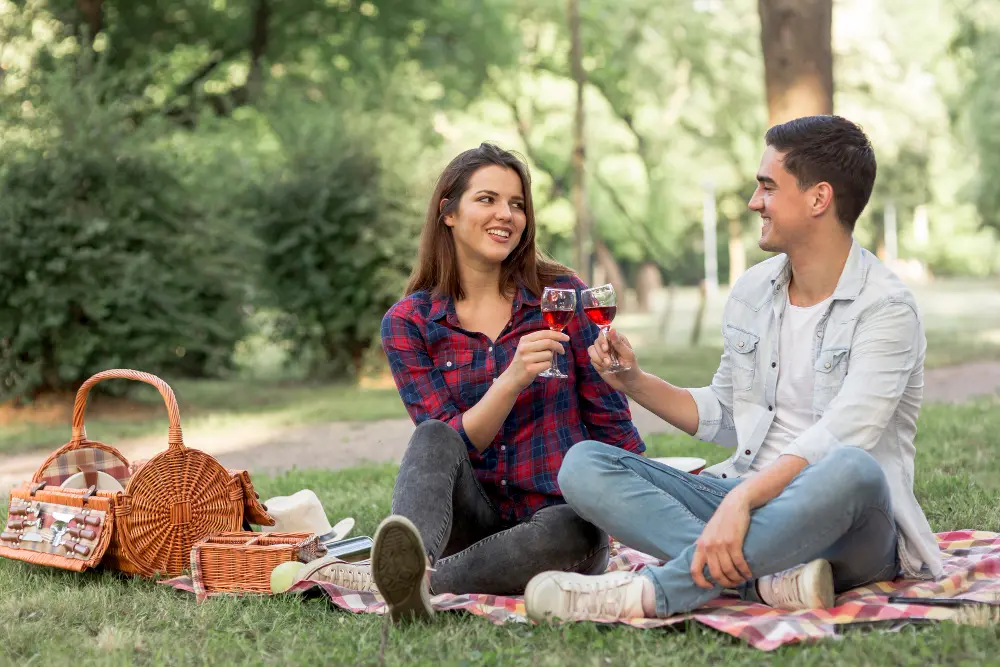 pareja haciendo un picnic en un lindo parque