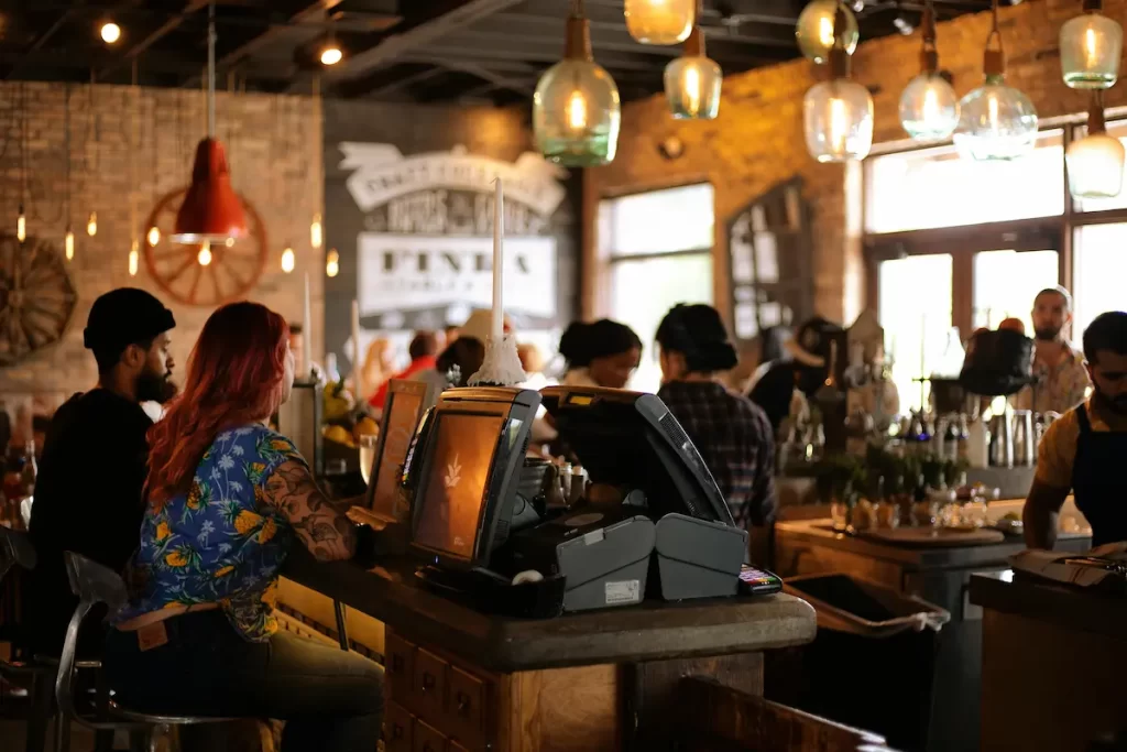 Clientes en un restaurante consumiendo algunos de los platos más vendidos en restaurantes