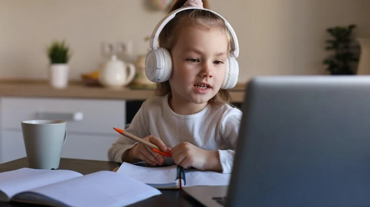 niña estudiando desde casa