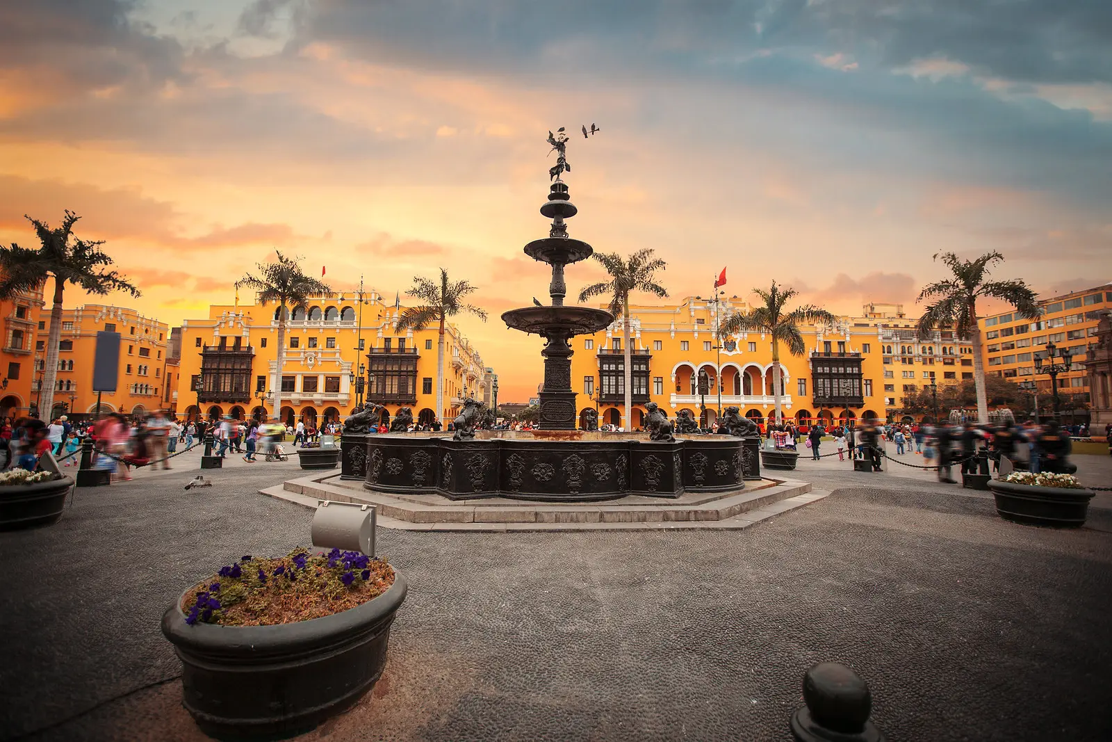 Plaza Mayor de Lima al atardecer como escenario de eventos de turismo en Lima 2026